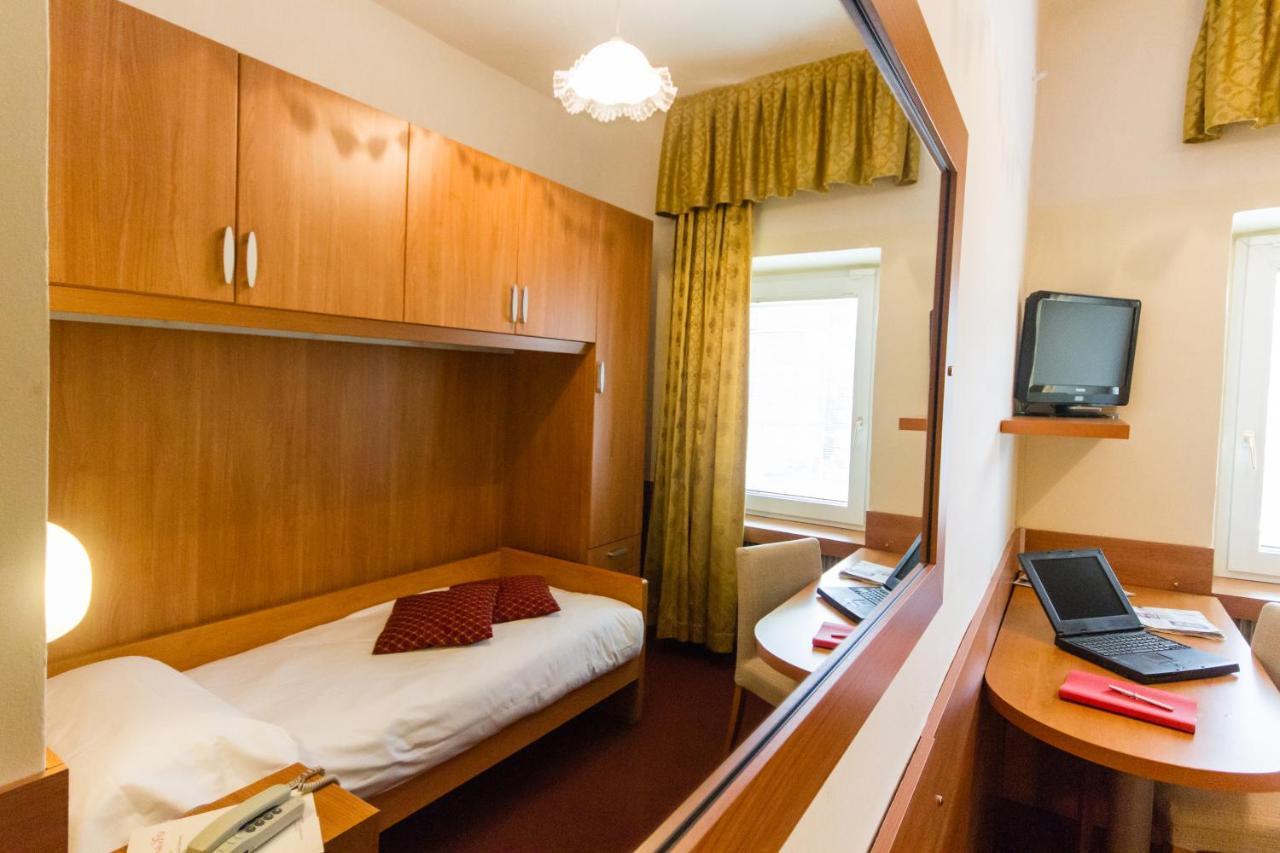 Hotel Sant'Ilario Роверето Екстериор снимка