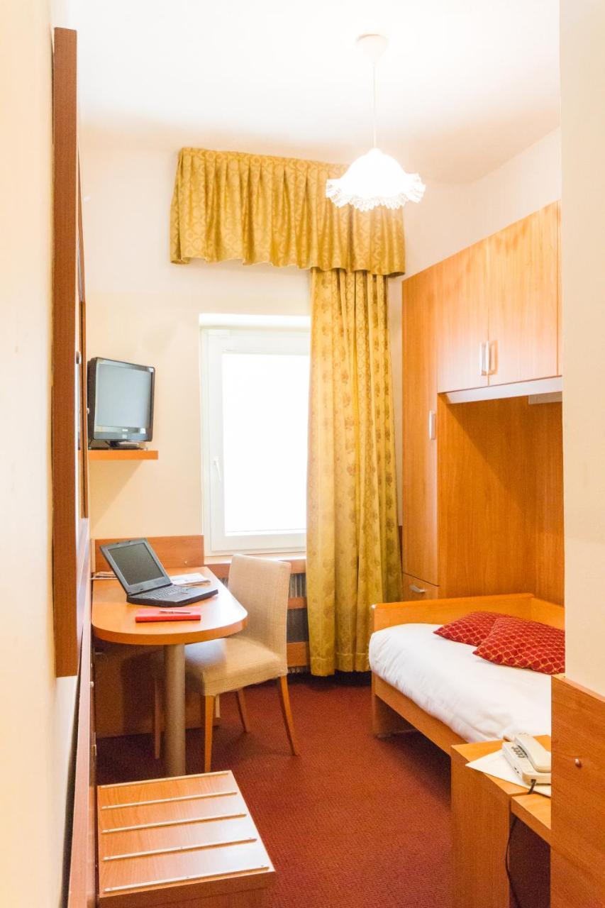 Hotel Sant'Ilario Роверето Екстериор снимка